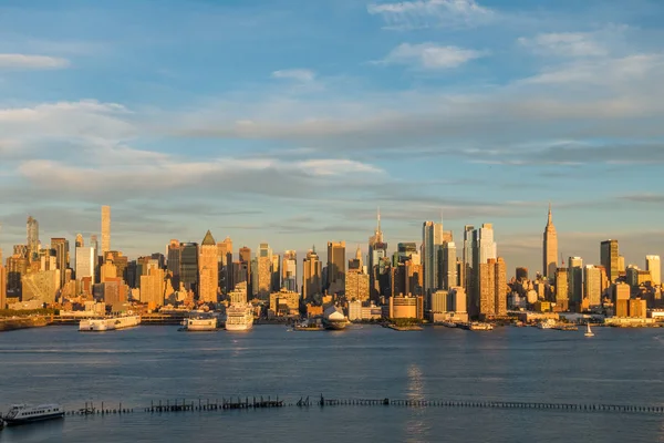 New York City Manhattan midtown skyline at dusk — Stock Photo, Image