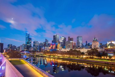 Avustralya 'da alacakaranlıkta Melbourne şehri ufuk çizgisi