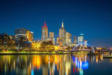 Avustralya 'da alacakaranlıkta Melbourne şehri ufuk çizgisi