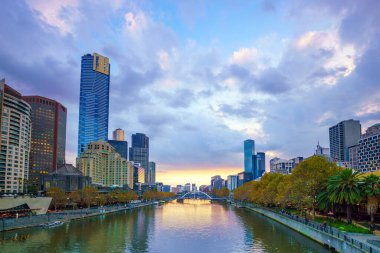 Avustralya 'da alacakaranlıkta Melbourne şehri ufuk çizgisi