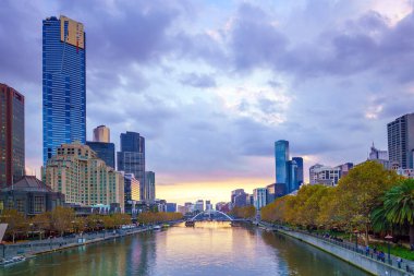 Avustralya 'da alacakaranlıkta Melbourne şehri ufuk çizgisi
