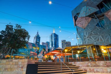 Melbourne, Avustralya - 13 Mayıs 2017 'de Melbourne' deki Federasyon Meydanı. Bu, Melbourne 'un iç kesimlerinde 3,2 hektarlık bir alanı kapsayan karma kullanımlı bir gelişmedir.. 