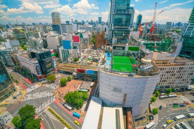 Shibuya Tokyo, Japonya 'da gündüz vakti karşıdan karşıya geçiyor.