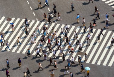 Shibuya Tokyo, Japonya 'da gündüz vakti karşıdan karşıya geçiyor.