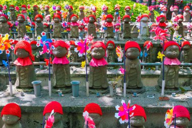 Tokyo, Japonya 'daki tapınaktaki eski jizo heykelleri.