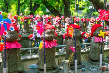 Tokyo, Japonya 'daki tapınaktaki eski jizo heykelleri.