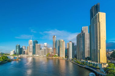 Avustralya 'da Brisbane şehri ufuk çizgisi ve Brisbane nehri