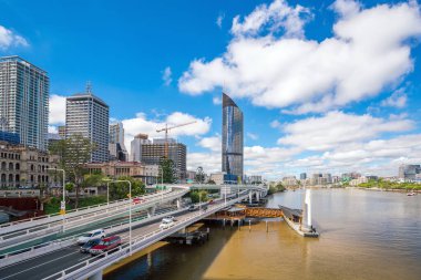 Avustralya 'da Brisbane şehri ufuk çizgisi ve Brisbane nehri