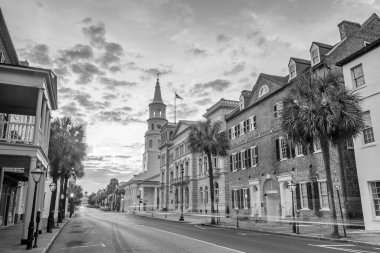 Charleston, Güney Carolina 'nın tarihi şehir merkezi, alacakaranlıkta..