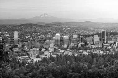 Pittock Malikanesi 'nden gün batımında Portland, Oregon.
