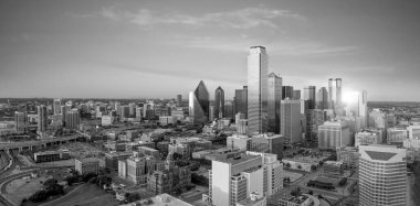 Dallas, Teksas şehri, Amerika 'da gün batımında mavi gökyüzü.