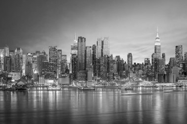Hudson Nehri 'nin üzerine gökdelenler aydınlatılmış New York Şehri