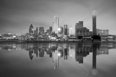 Günbatımında Dallas silueti Trinity Nehri 'ne yansıdı.