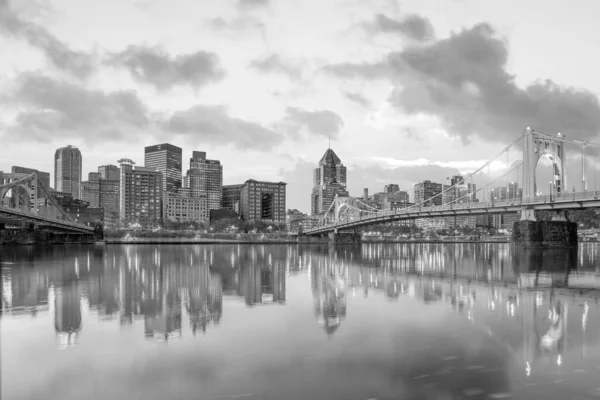 Pittsburgh Şehir Merkezinin Panoraması Alacakaranlıkta Ufuk Çizgisi — Stok fotoğraf