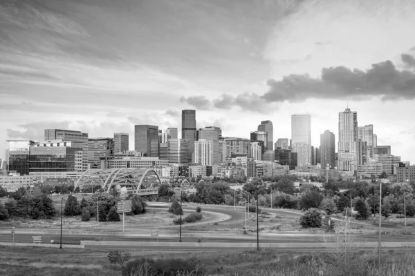 Denver Panoraması Alacakaranlıkta Uzun Süre Gökyüzüne Çıkıyor — Stok fotoğraf