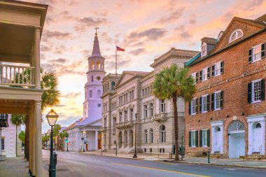 Charleston, Güney Carolina 'nın tarihi şehir merkezi, alacakaranlıkta..