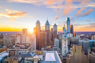 Gün batımında Philadelphia şehir merkezinin silüeti.