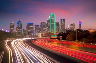 Dallas şehir merkezi alacakaranlıkta, Teksas ABD