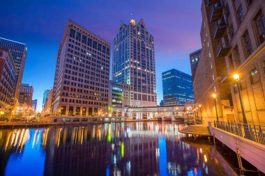 Milwaukee nehri boyunca geceleri Wisconsin, Milwaukee 'de gökdelenler olan şehir merkezi..