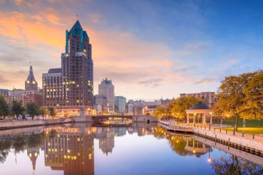 Milwaukee nehri boyunca geceleri Wisconsin, Milwaukee 'de gökdelenler olan şehir merkezi..