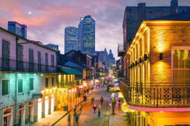 New Orleans, ABD 'de Fransız Mahallesi' nde neon ışıkları olan bar ve barlar.