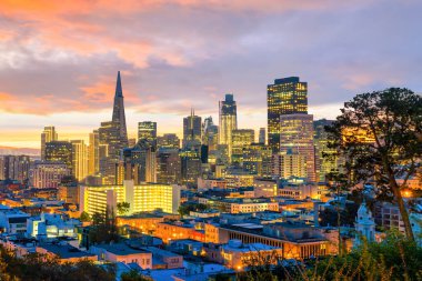 Gün batımında San Francisco 'daki iş merkezinin güzel manzarası..