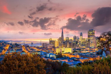 Gün batımında San Francisco 'daki iş merkezinin güzel manzarası..