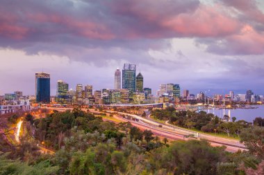 Avustralya 'nın Perth şehir merkezi alacakaranlıkta ufuk çizgisi