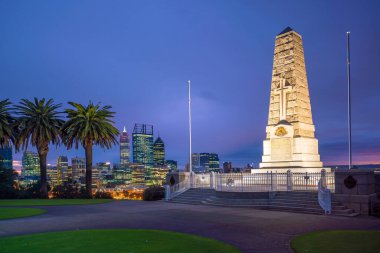 Avustralya 'nın Perth şehrindeki Kings Parkı alacakaranlıkta ufuk çizgisi