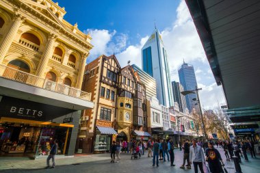 PERTH, AUSTRALIA - 12 Temmuz 2017: Hay Caddesi, Perth şehir merkezindeki yayalara ait alışveriş alanı Londra Adliyesi gibi popüler butiklerle