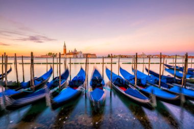 Venedik, İtalya 'da San Giorgio di Maggiore kilisesi ile Gondolas
