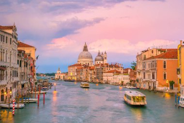 Venedik 'te Büyük Kanal, İtalya' da Santa Maria della Salute Bazilikası ile alacakaranlıkta