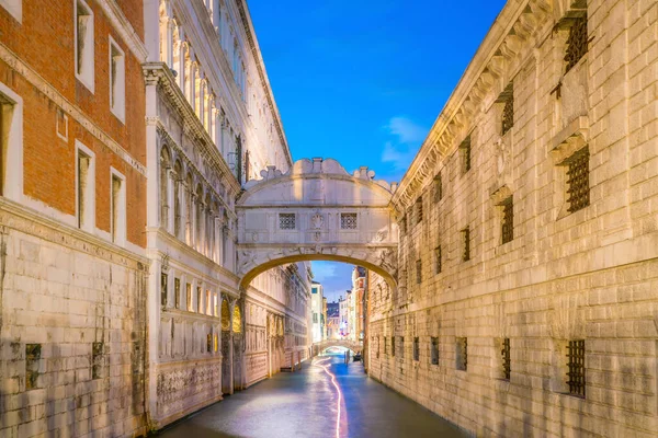 Άποψη Του Καναλιού Και Διάσημη Γέφυρα Του Στεναγμών Στη Βενετία — Φωτογραφία Αρχείου