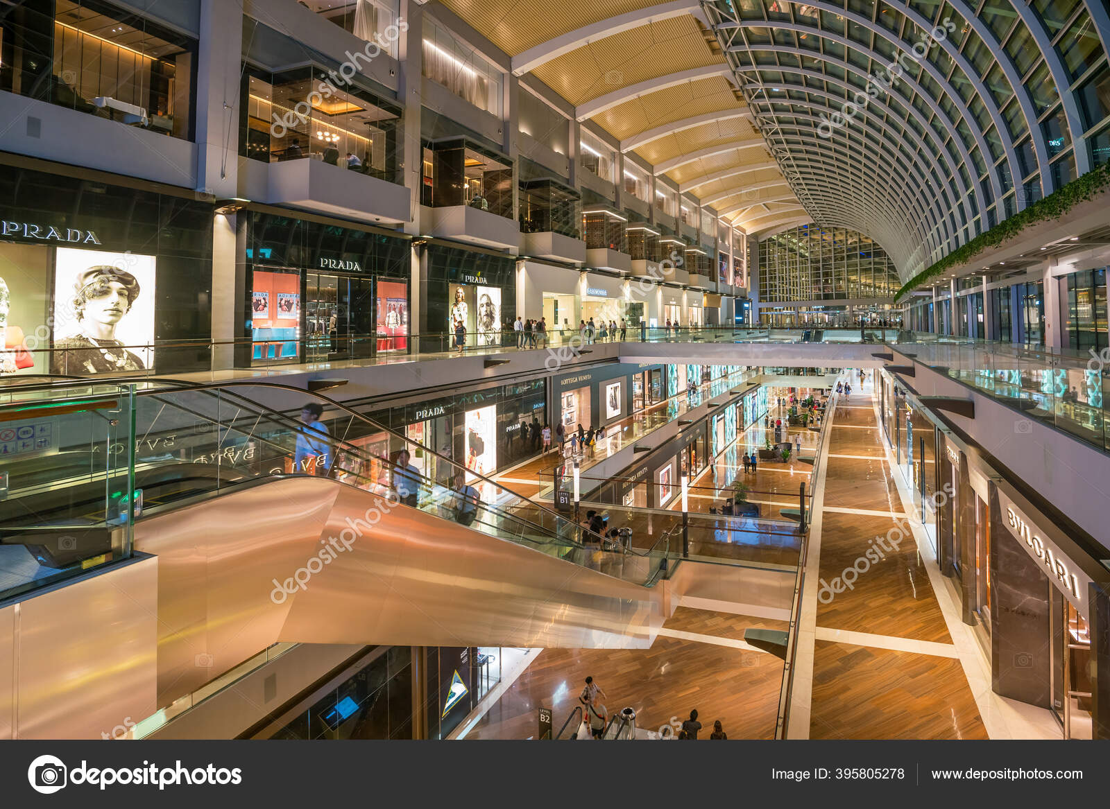 新加坡8月11日2017年8月11日马里纳湾金沙购物中心Marina Bay Sands Mall 商店内饰滨海湾金沙