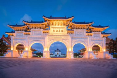 Tayvan 'ın Taipei şehrinde gün batımında Ulusal Chiang Kai-shek Anıt Salonu' nun ana kapısı.