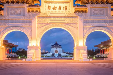  Tayvan 'ın Taipei şehrinde gün batımında Ulusal Chiang Kai-shek Anıt Salonu' nun ana kapısı.