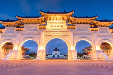 Tayvan 'ın Taipei şehrinde gün batımında Ulusal Chiang Kai-shek Anıt Salonu' nun ana kapısı.