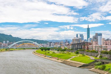 Tayvan 'da mavi gökyüzü ile Taipei şehrinin ufuk çizgisi
