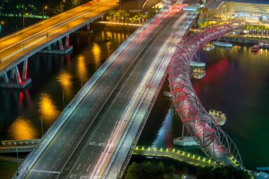 Singapur 'un şehir merkezindeki körfez bölgesinde köprüler