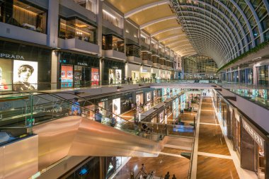 SINGAPORE - 11 Ağustos 2017 'de Marina Bay Sands Alışveriş Merkezi' ndeki mağazaların içi. Marina Bay Sands Singapur 'un en büyük lüks alışveriş merkezlerinden biridir..
