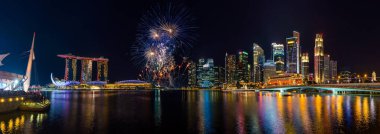 Singapur şehrinin gökyüzü manzarası ve Marina Körfezi 'ndeki güzel havai fişekler 