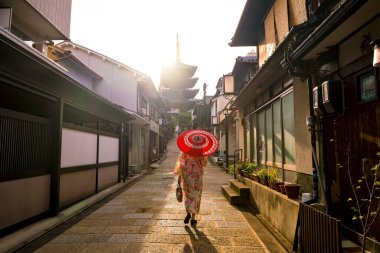 Japon kız Yukata 'da eski şehir Kyoto' da kırmızı şemsiyeli.