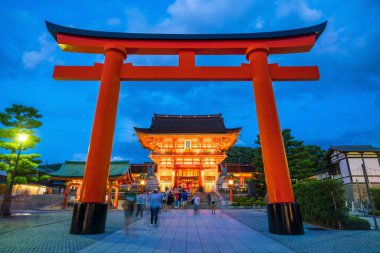 Japonya 'nın Kyoto şehrinde alacakaranlıkta Fushimi Inari Tapınağı.