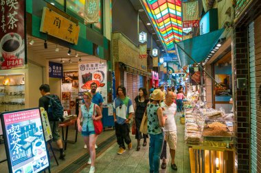 Nishiki Pazarı, Kyoto Japonya, 20 Ağustos 2017. Kyoto şehir merkezinde, bir blok kuzeyde ve Shij Caddesi ile Teramachi Caddesi 'nin batısında yer alan bir pazar yeri.