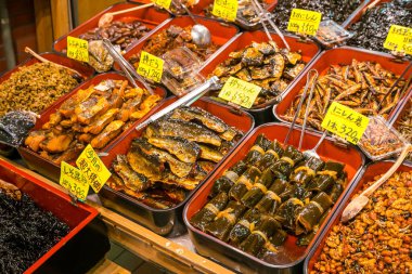 Nishiki Pazarı, Kyoto Japonya, 20 Ağustos 2017. Kyoto şehir merkezinde, bir blok kuzeyde ve Shij Caddesi ile Teramachi Caddesi 'nin batısında yer alan bir pazar yeri.