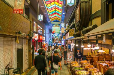 Nishiki Pazarı, Kyoto Japonya, 20 Ağustos 2017. Kyoto şehir merkezinde, bir blok kuzeyde ve Shij Caddesi ile Teramachi Caddesi 'nin batısında yer alan bir pazar yeri.