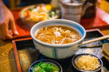 Geleneksel Kyoto tarzı Japon restoranında soba eriştesi.