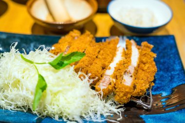 Japon Tonkatsu (kızartılmış domuz pirzolası) tam takım. Parçalanmış lahanayla servis edildi..