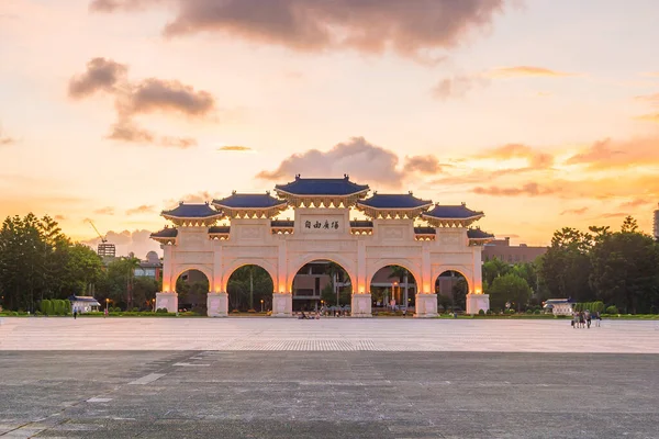 台湾台北市国家蒋介石纪念馆正门 拱门中的中文意思是 自由广场 — 图库照片