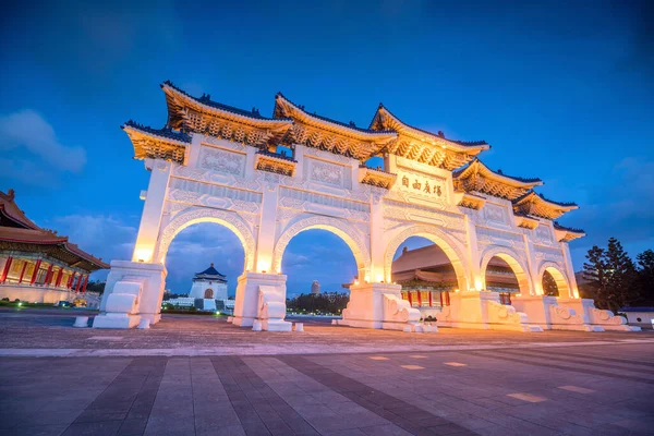  Tayvan 'ın Taipei şehrinde gün batımında Ulusal Chiang Kai-shek Anıt Salonu' nun ana kapısı.